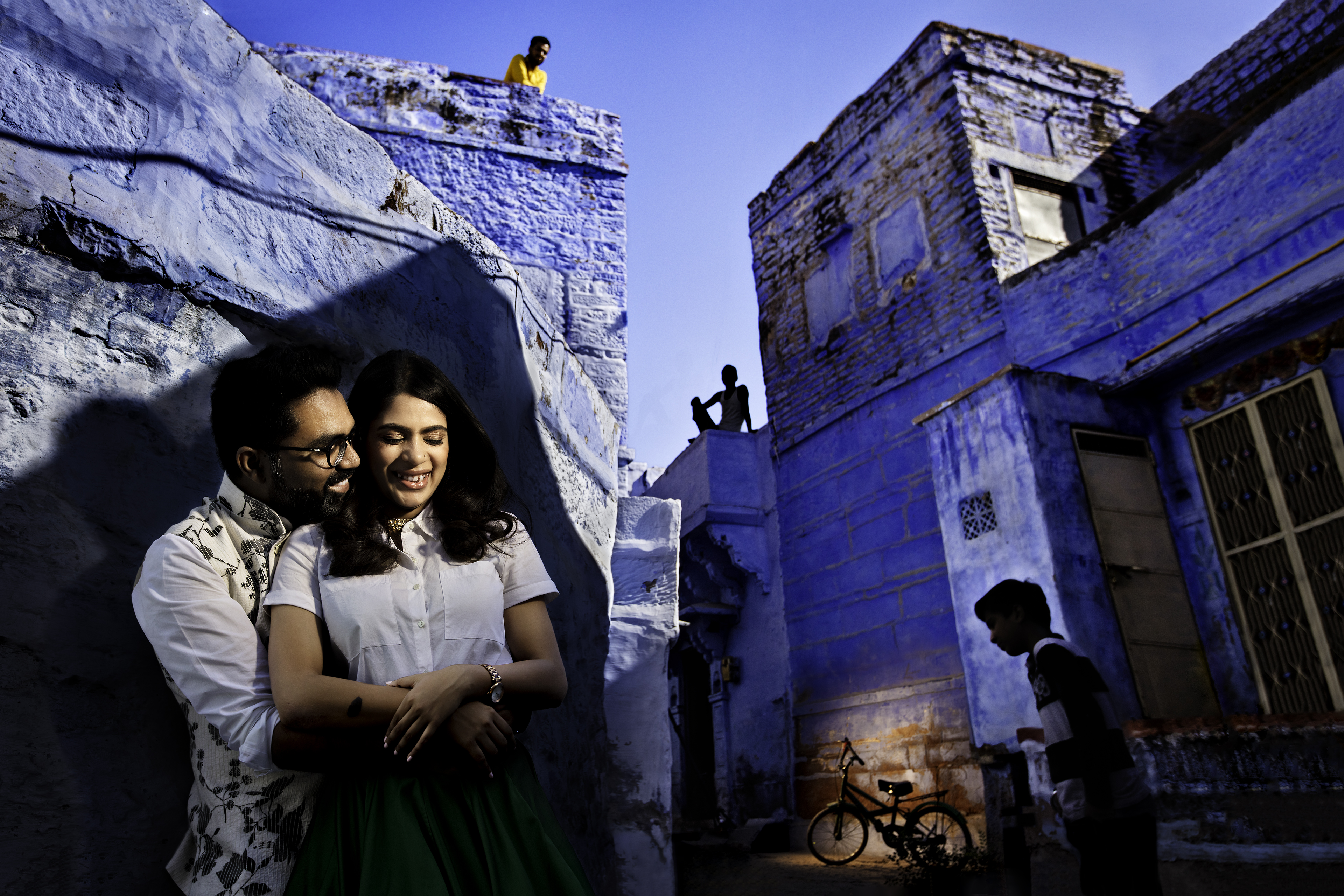 A couple in the blue city